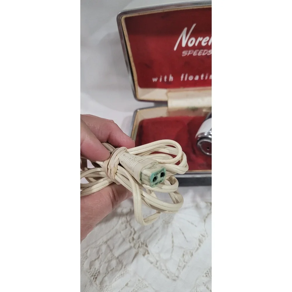 Vintage Mid Century Norelco Speedshaver With Floating Heads